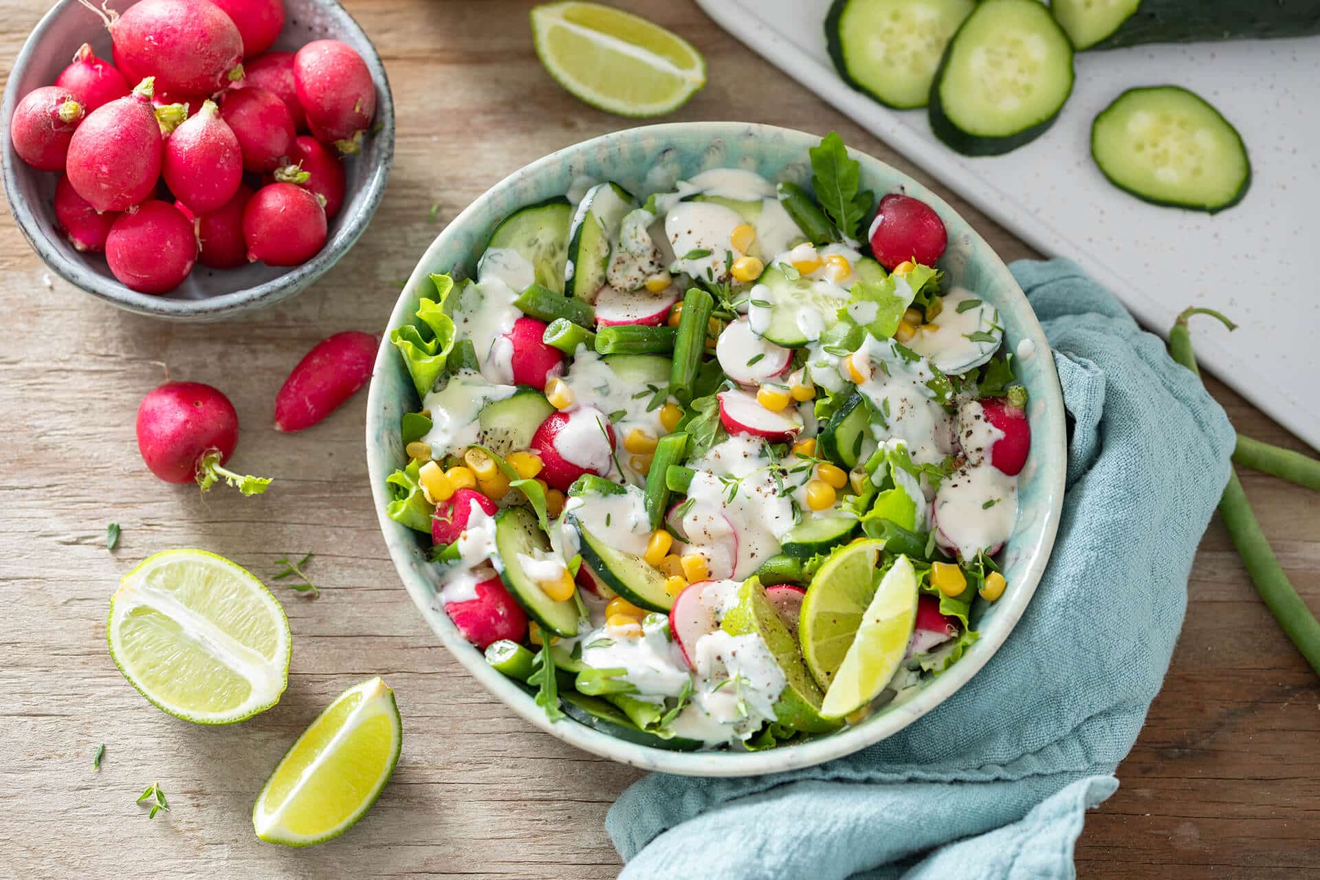 Insalata di verdure con salsa di tofu alle erbe aromatiche ...