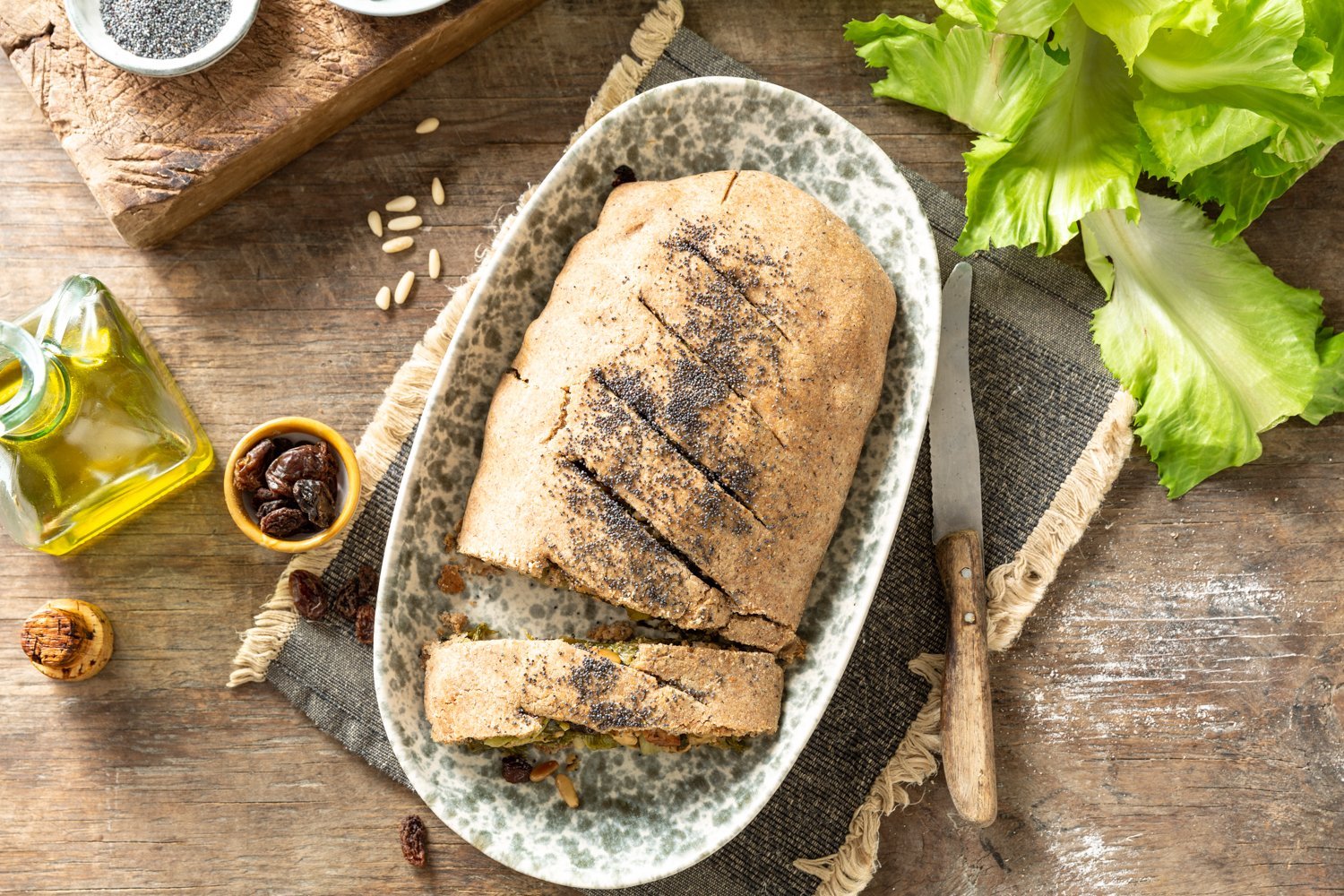 Strudel ai semi di papavero ripieno di scarola, pinoli e ...